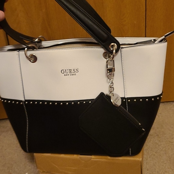 COPY - EUC BLACK AND WHITE ADORABLE GUESS PURSE - Picture 6 of 6